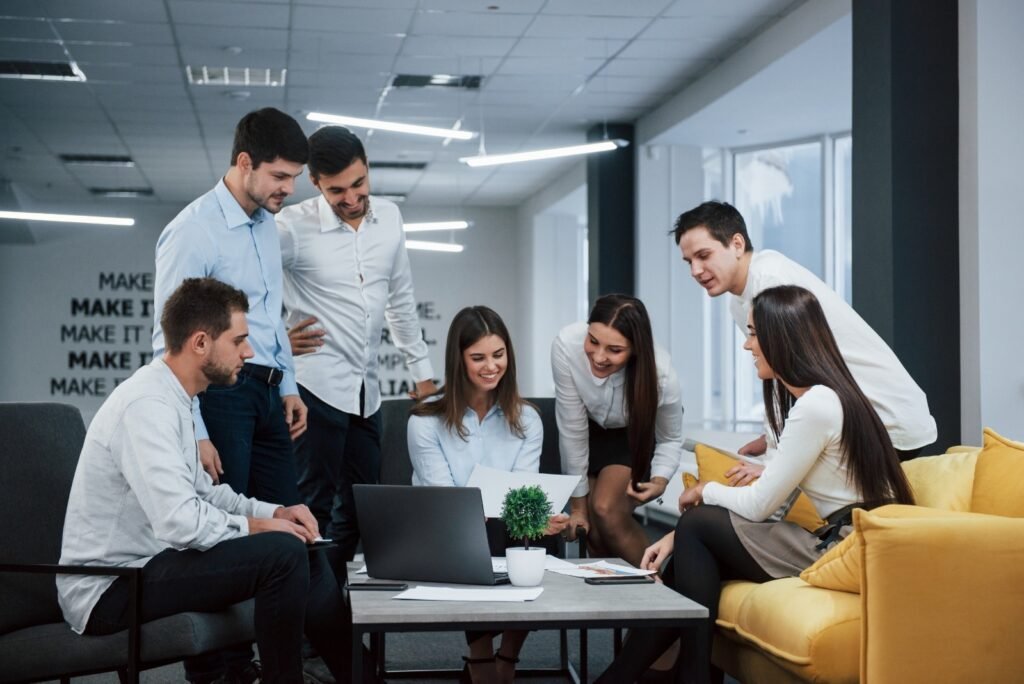 Profesionales ecuatorianos colaborando en un proyecto de equipo.