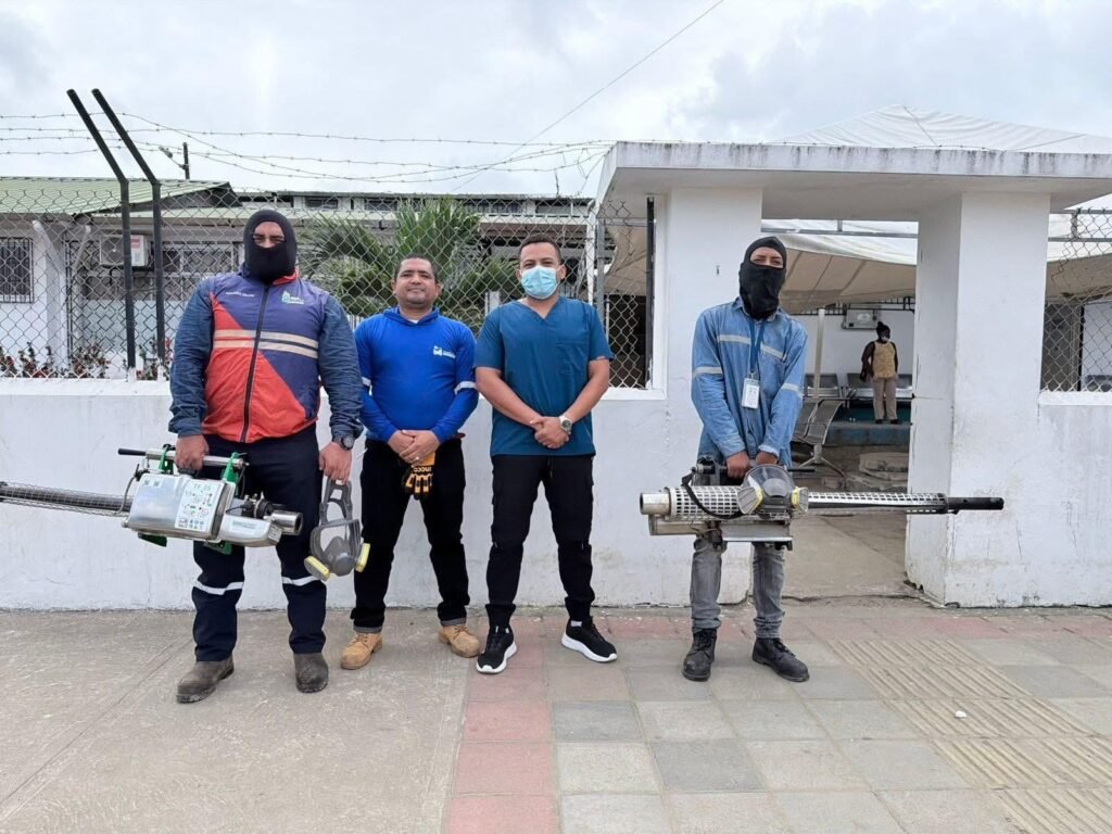 Equipos del MSP trabajando en la prevención del dengue en una comunidad local.