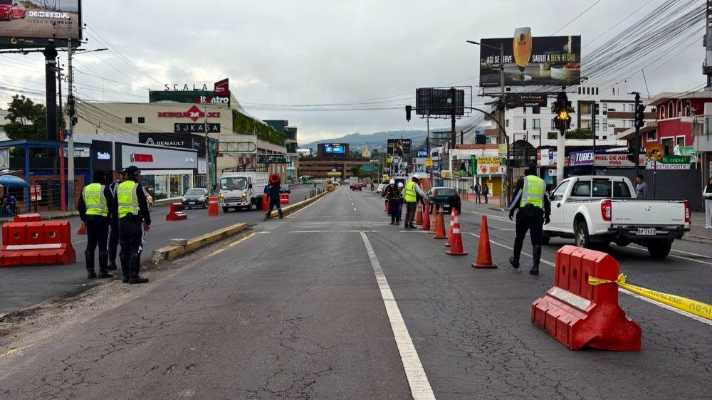 Agentes de la AMT en operativo sobre avenida Oswaldo Guayasamín, Quito, durante trámites suspendidos AMT 2026