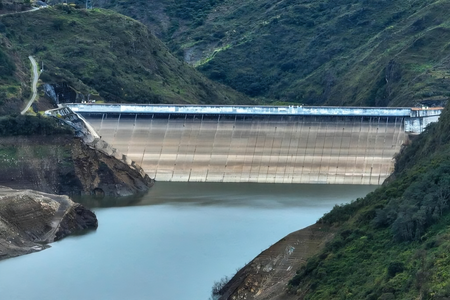 Vista aérea del embalse Mazar lleno, rodeado de montañas, mostrando su nivel de agua en su cota máxima.