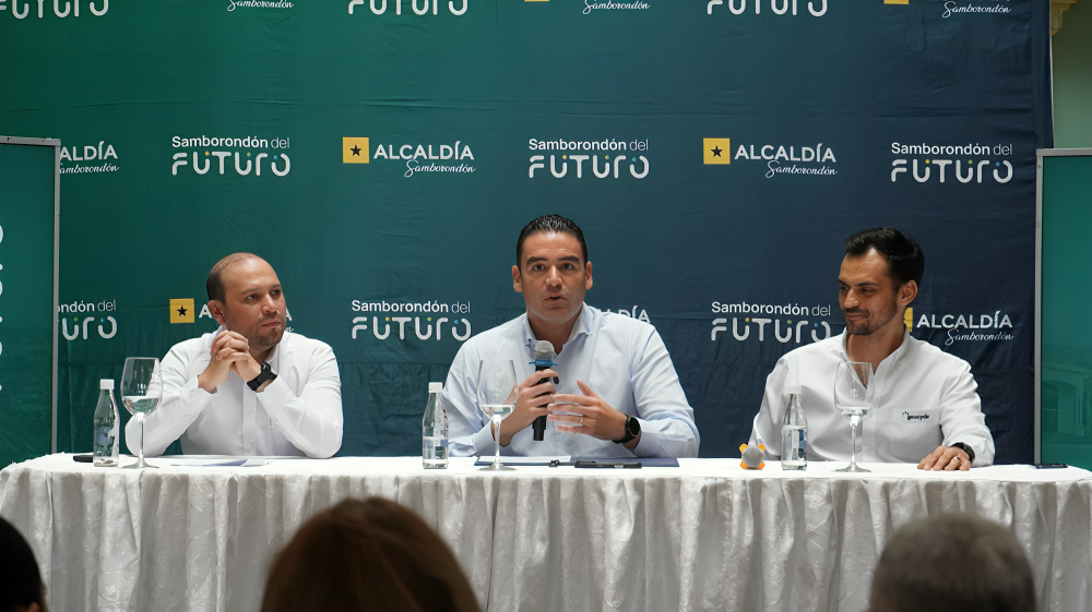 Estación Industrializada de Clasificación de Residuos en Samborondón, con cintas transportadoras y operarios clasificando desechos.