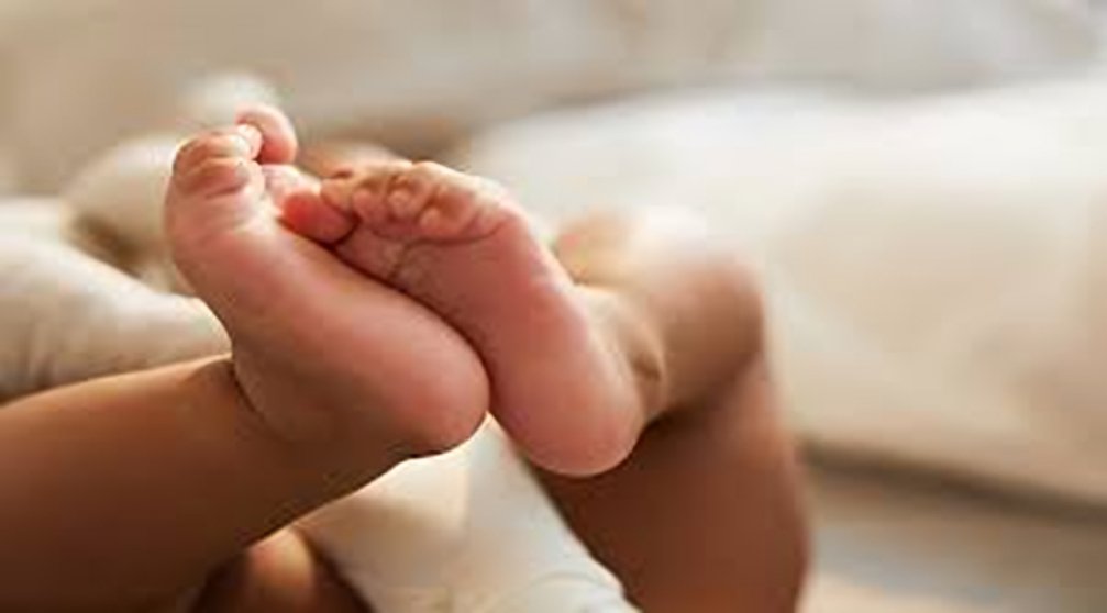 Bebé recién nacido durante tamizaje neonatal para detección temprana de fenilcetonuria en Ecuador