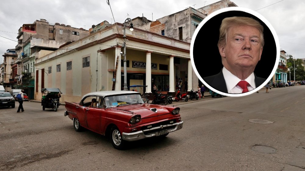 Bandera de Cuba ondeando en edificio de La Habana con imagen de Donald Trump en contexto de crisis económica y política