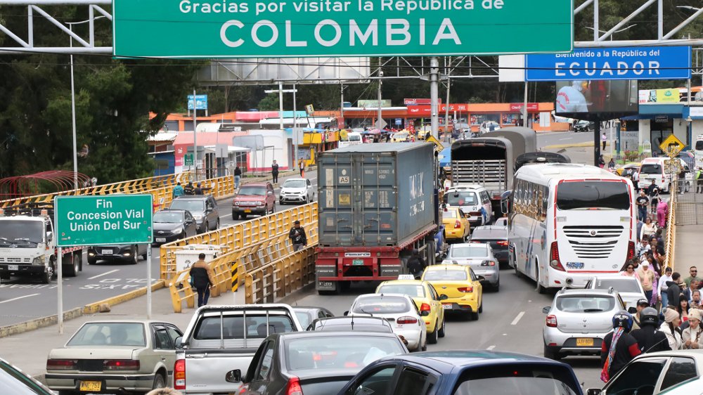 Camiones en frontera Rumichaca entre Colombia y Ecuador esperando cruzar antes de aranceles del 30 por ciento