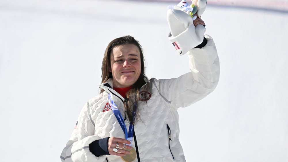 Breezy Johnson celebra medalla de oro en descenso Juegos Olímpicos Invierno Milano Cortina 2026 antes de reportar daños