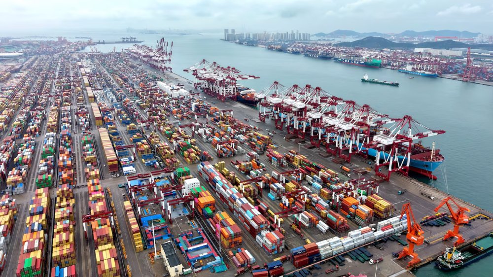 Vista aérea del puerto de Qingdao, China, símbolo del récord de importaciones de China en Ecuador