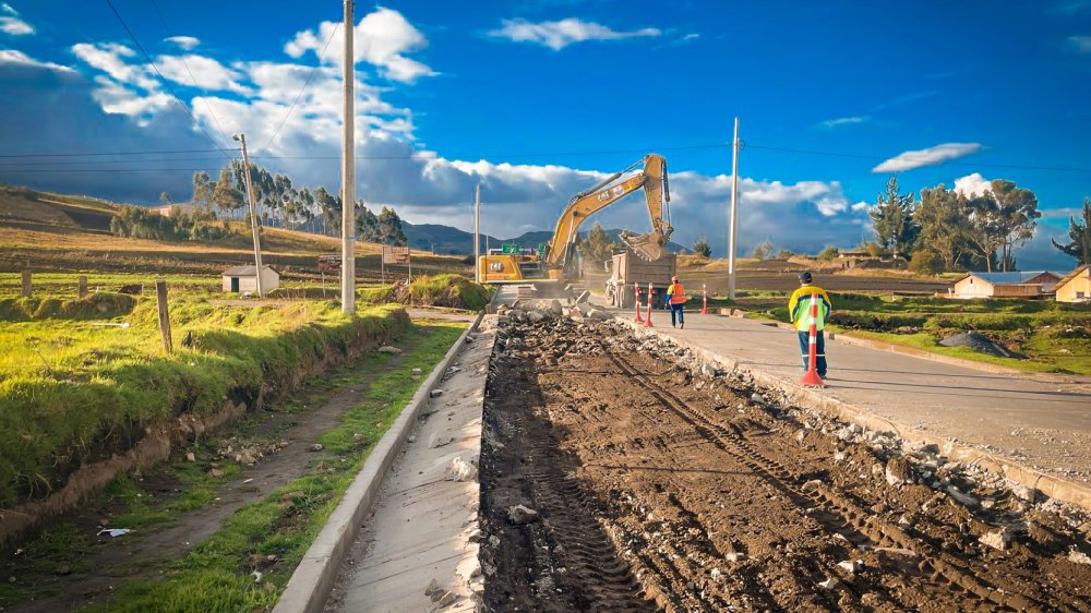 Trabajadores realizando rehabilitación en tramo vial Balbanera Pallatanga Cumandá con maquinaria pesada y señalización temporal