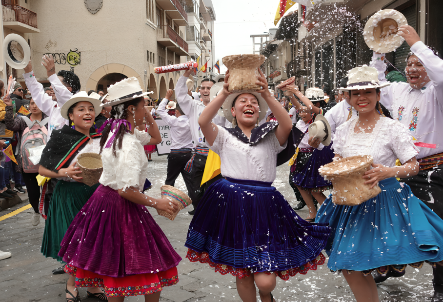 Desfile colorido de Carnaval en un pueblo de la Sierra ecuatoriana, con participantes en trajes tradicionales y máscaras.