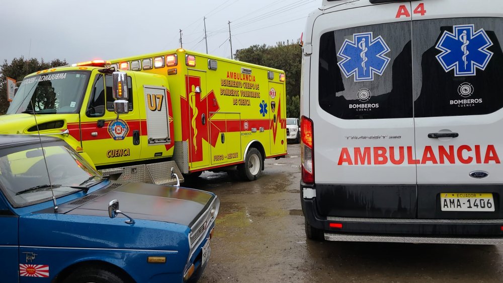 Ambulancia del Cuerpo de Bomberos de Cuenca trasladando turistas impactados por rayo en El Cajas hacia hospital