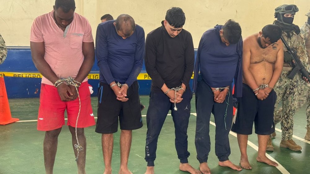 Bloques de droga decomisados por la Armada ecuatoriana durante operativo antidroga en Esmeraldas Ecuador con cinco detenidos