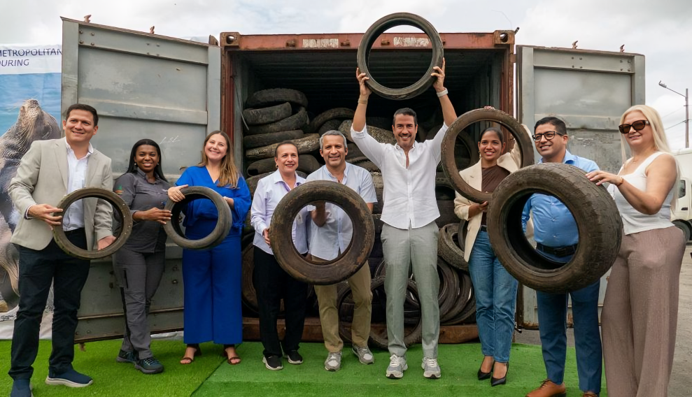 Contenedor con cientos de neumáticos usados apilados en el puerto de Galápagos, listos para ser transportados a Guayaquil para reciclaje.