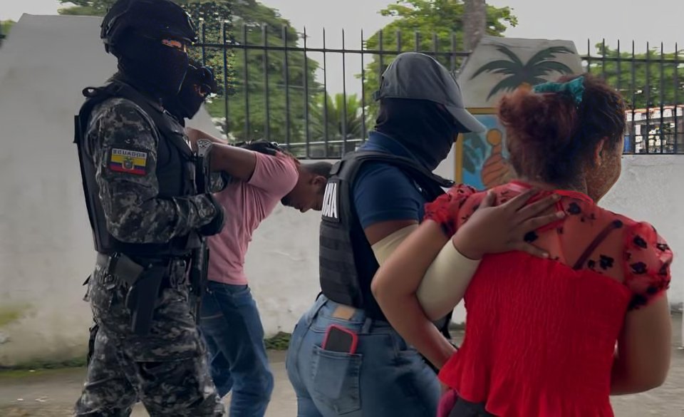 Mujer detenida por delitos de extorsión en Ecuador durante operativo policial contra redes criminales organizadas de mujeres en delitos de extorsión en Ecuador