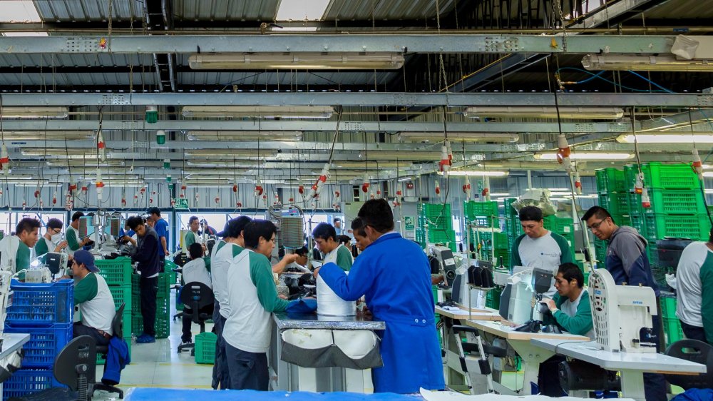 Trabajadores en la planta de producción de Plasticaucho en Ambato, fabricante de la marca de calzado Venus, ecuatoriana.