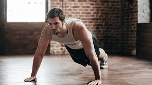 Persona sonriendo mientras hace ejercicio disfrutando de su rutina de fitness para principiantes.
