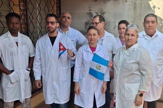 Médicos cubanos brindando atención en Guatemala.