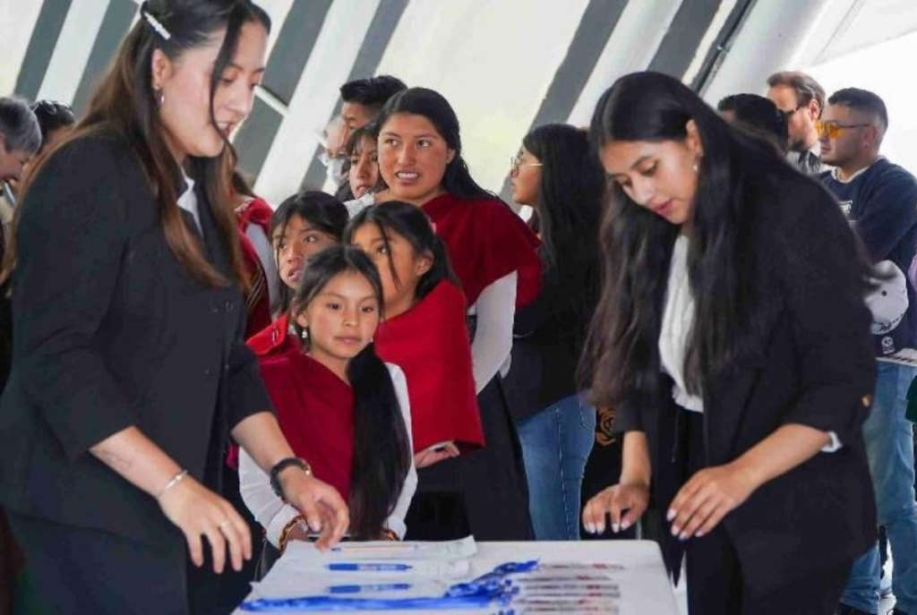 INSPIRA plataforma tecnológica de la UIDE que promueve vocaciones STEM en niñas mediante realidad virtual