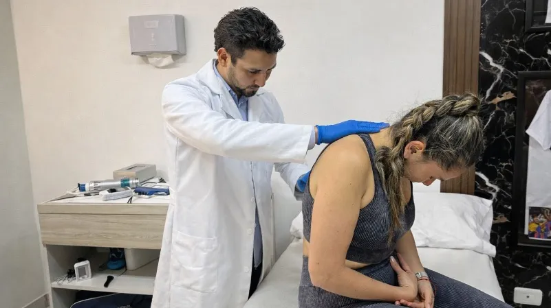 Persona sufriendo de dolor de espalda, buscando alivio para el dolor cervical y lumbar.
