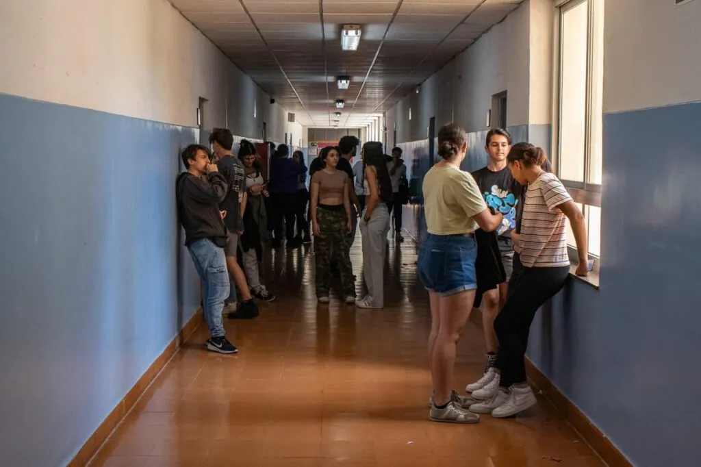 Niños y adolescentes reflexionando sobre su salud mental en un entorno escolar."