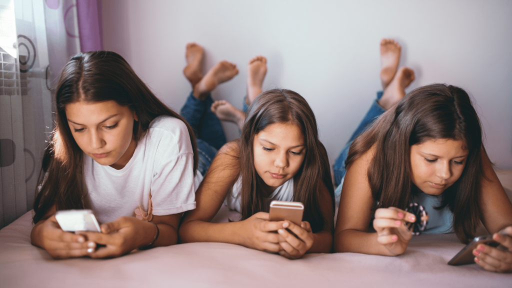 Adolescentes usando redes sociales con expresiones de preocupación.