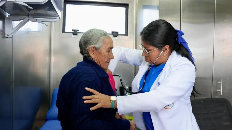 Unidad móvil de atención médica en Ambato brindando servicios a la comunidad de Misquillí.