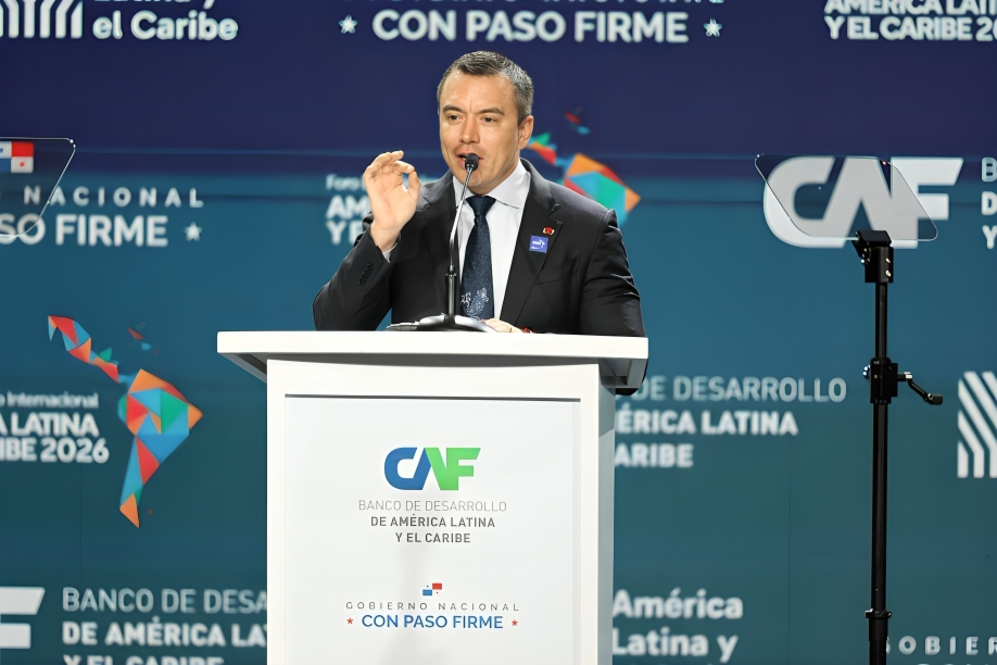 Presidente Daniel Noboa de Ecuador pronunciando su discurso en el podio del Foro Económico CAF 2026 en Panamá.