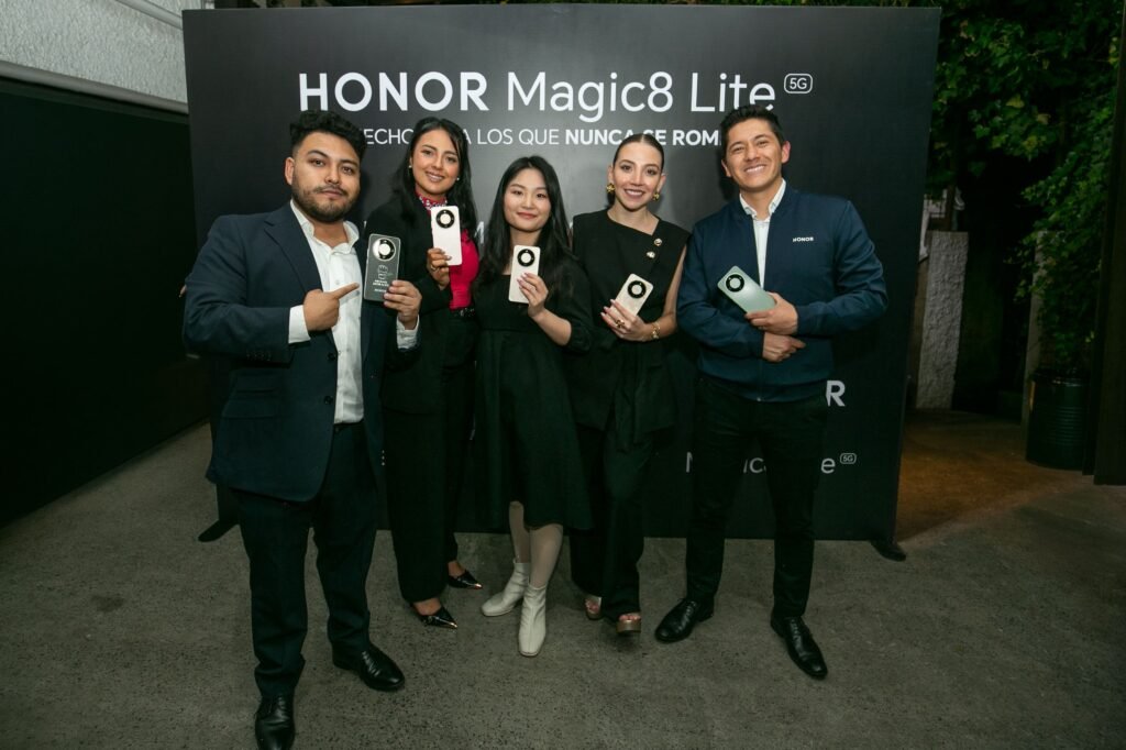 Pie de foto. De izquierda a derecha: Andrés Campos Jiménez, Digital Performance Specialist; Cristina Martínez, Content Manager; Serena Feng, Marketing Manager; Camila Salvador, Marketing Analyst; y, Luis Enrique Cajas, Media and PR Manager de HONOR en Ecuador, durante la presentación oficial del nuevo HONOR Magic8 Lite en el país, a través de un evento experiencial que incluyó pruebas de resistencia en vivo y demostraciones reales en condiciones extremas que pusieron en evidencia las características técnicas de este dispositivo con tecnología hecha para la vida real: máxima resistencia física, durabilidad extendida de batería, capacidades fotográficas avanzadas y autonomía completa con asistencia de IA.