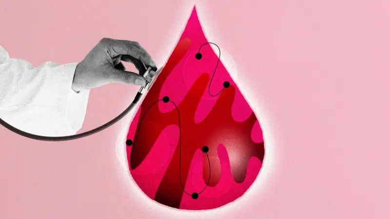 : Mujer recolectando muestra de sangre menstrual para análisis biomédico innovador
