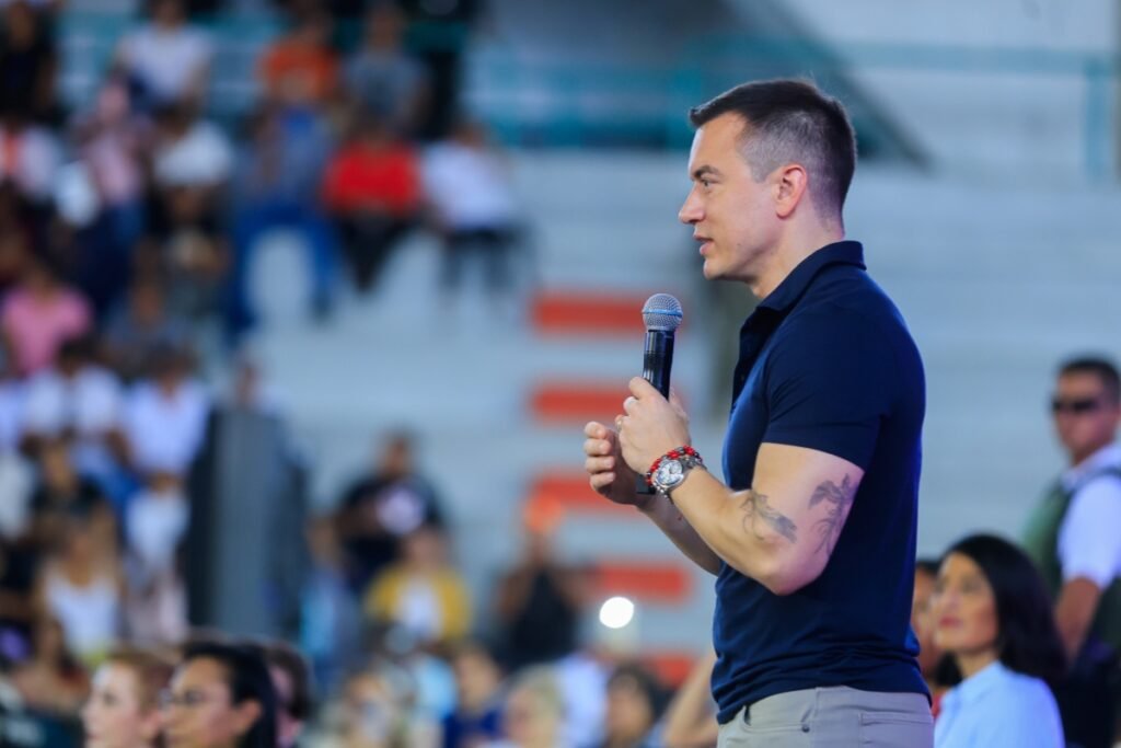 Daniel Noboa anunciando las nuevas becas en Ecuador durante un evento oficial en Guayaquil.