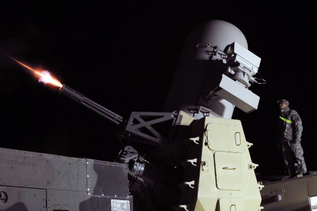 El sistema de defensa C-RAM disparando ráfagas de trazadoras durante una interceptación nocturna en Bagdad.