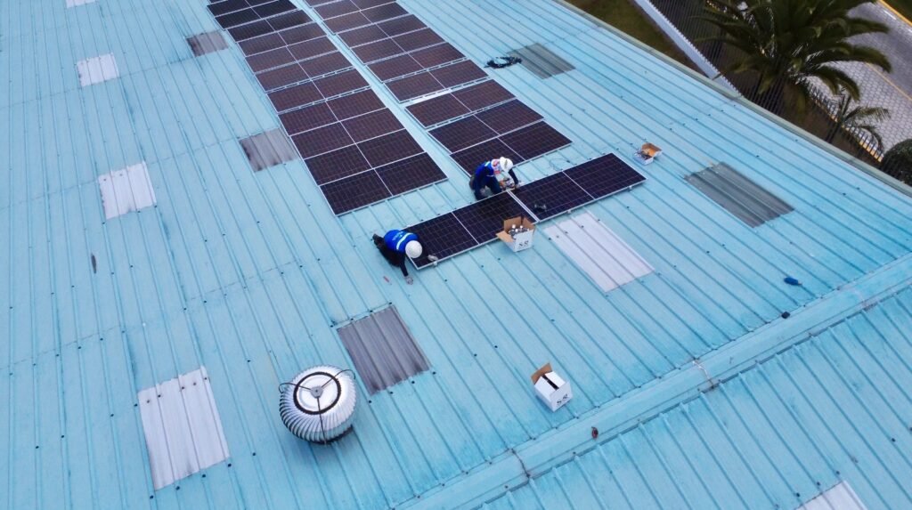Instalación de paneles solares de SolarTeam para fomentar la energía renovable en el sector industrial en Quito.