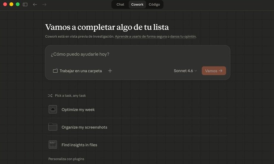 Interfaz de Claude Cowork organizando archivos y carpetas automáticamente en un ordenador de escritorio.