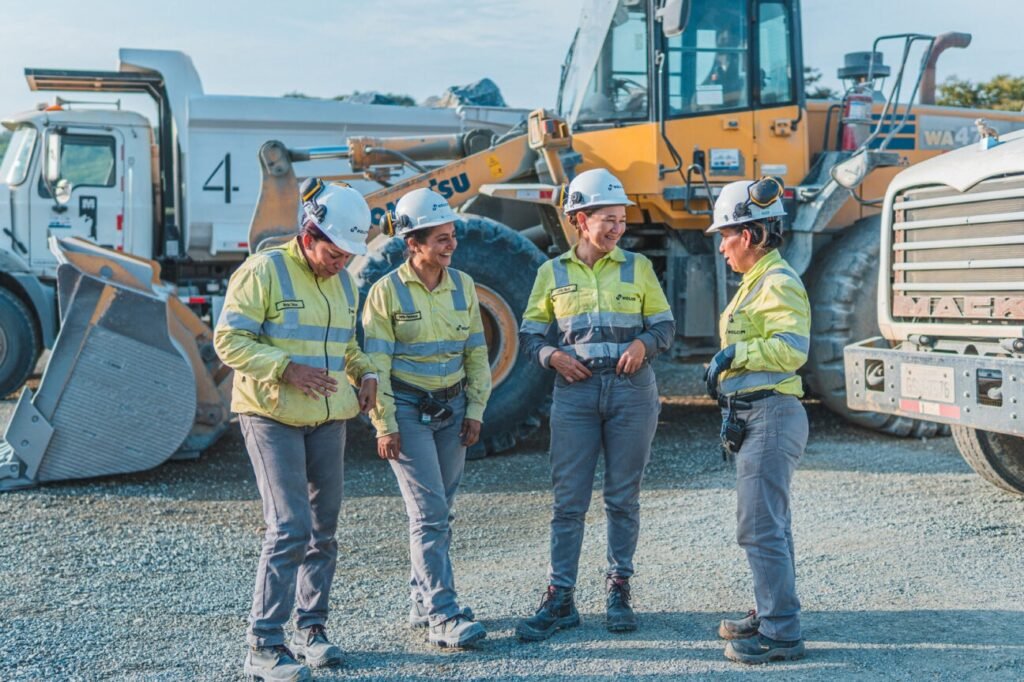 Colaboradoras de Holcim operando maquinaria pesada, destacando la participación femenina en la industria ecuatoriana.