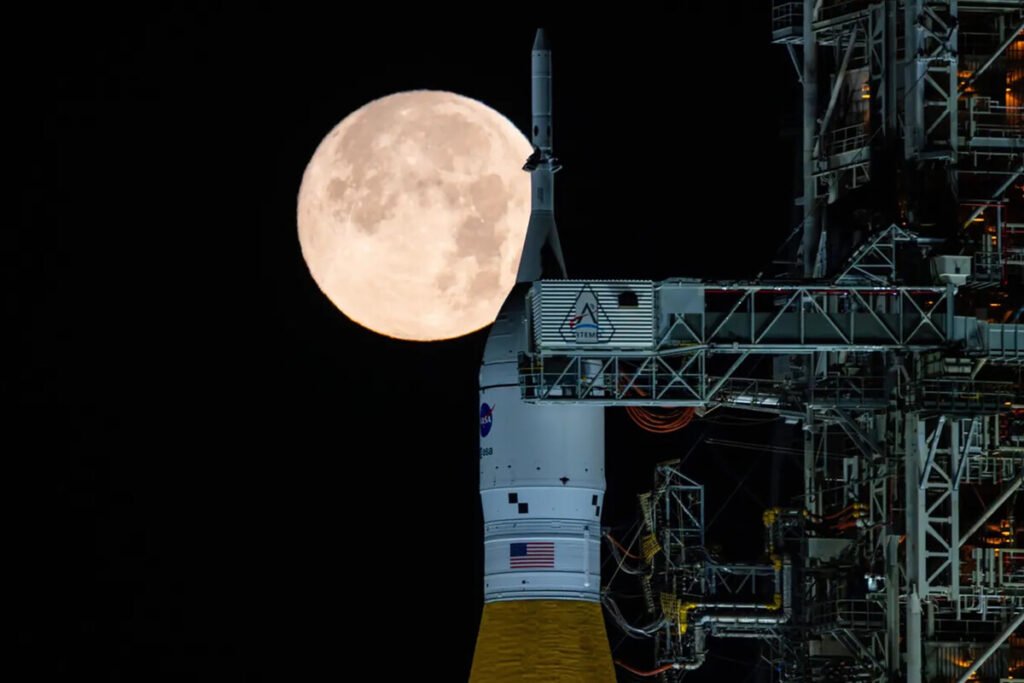 El cohete SLS en la plataforma del Centro Espacial Kennedy preparado para el lanzamiento de Artemis II.