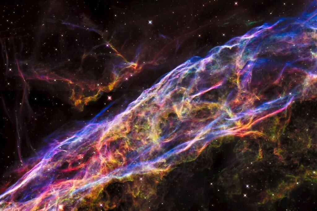 Representación artística del nacimiento de un magnetar emitiendo un chirrido relativista dentro de una supernova.