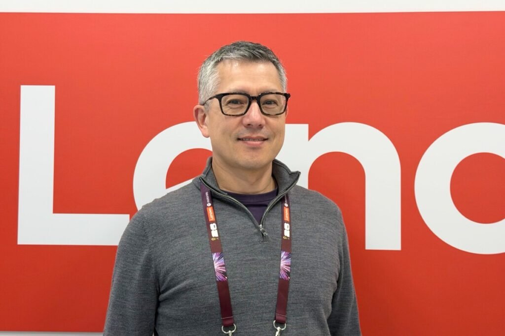 El ecosistema de dispositivos conectados mediante la capa de inteligencia Lenovo Qira priorizando la privacidad del usuario.