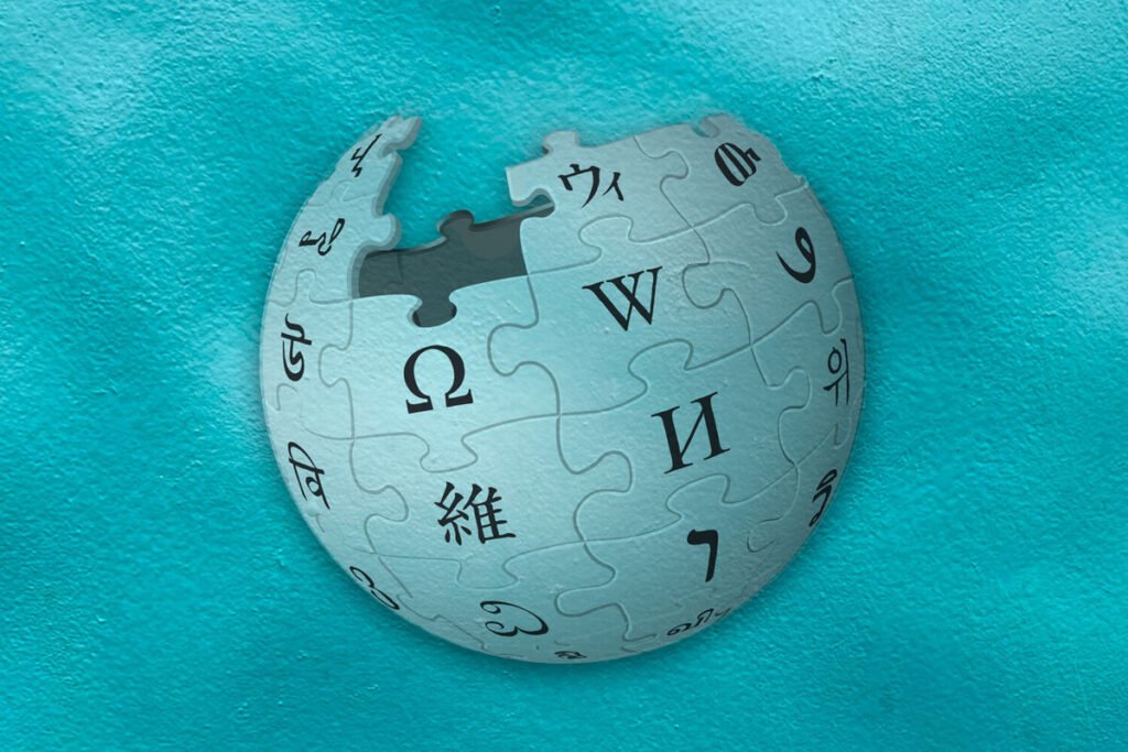 Editores de la enciclopedia trabajando para asegurar el contenido humano en Wikipedia frente a la IA.