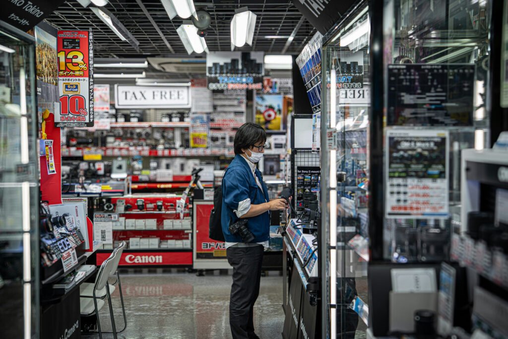 Estanterías vacías en una tienda de tecnología debido a la escasez de hardware en Japón.
