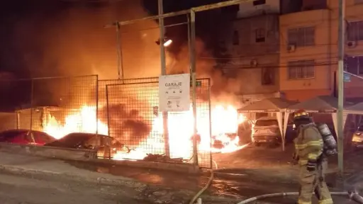 Incendio de vehículos en Manta que dejó varios autos calcinados dentro de un garaje en el centro de la ciudad