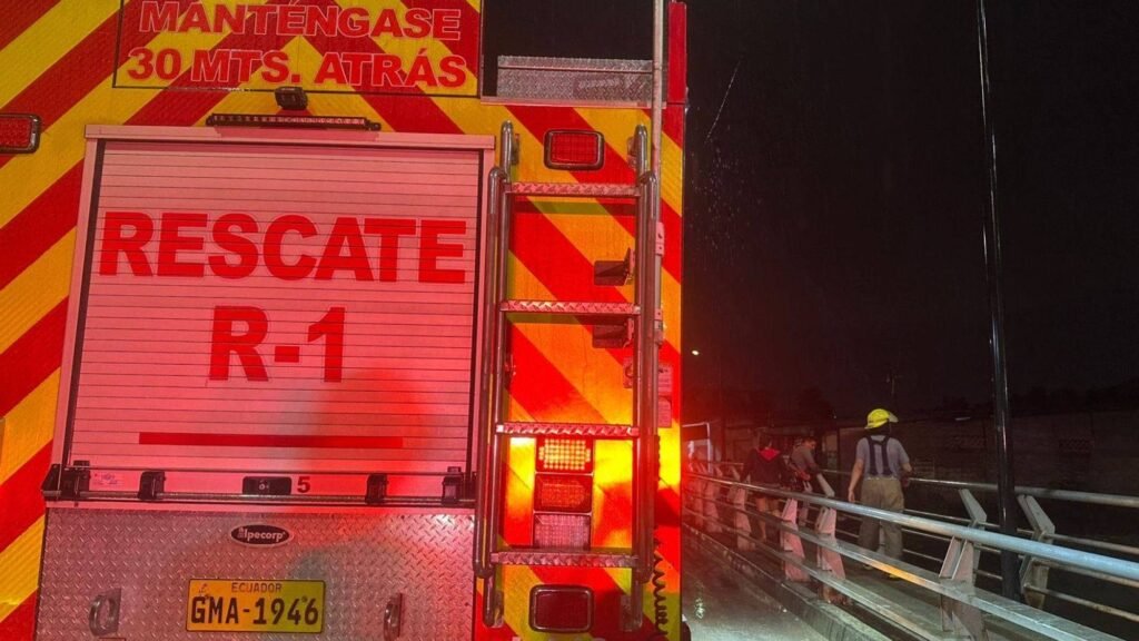 Niño cayó a una alcantarilla en Flor de Bastión mientras bomberos realizan búsqueda tras fuertes lluvias en Guayaquil