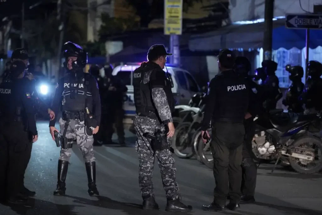 Cuarto día de toque de queda con detenidos durante operativos policiales en cuatro provincias de Ecuador