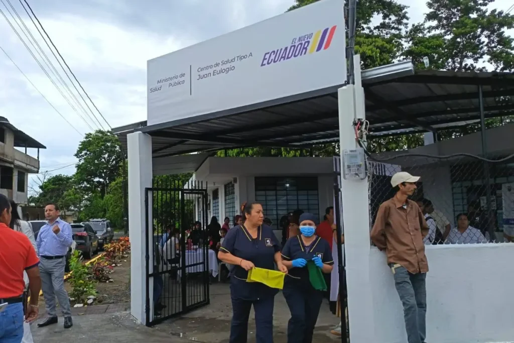 Fachada renovada del centro de salud Juan Eulogio en Santo Domingo, mostrando mejoras en infraestructura y señalización.