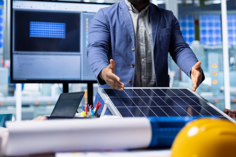 Panel de medición eléctrica industrial que ilustra la eficiencia energética en Ecuador