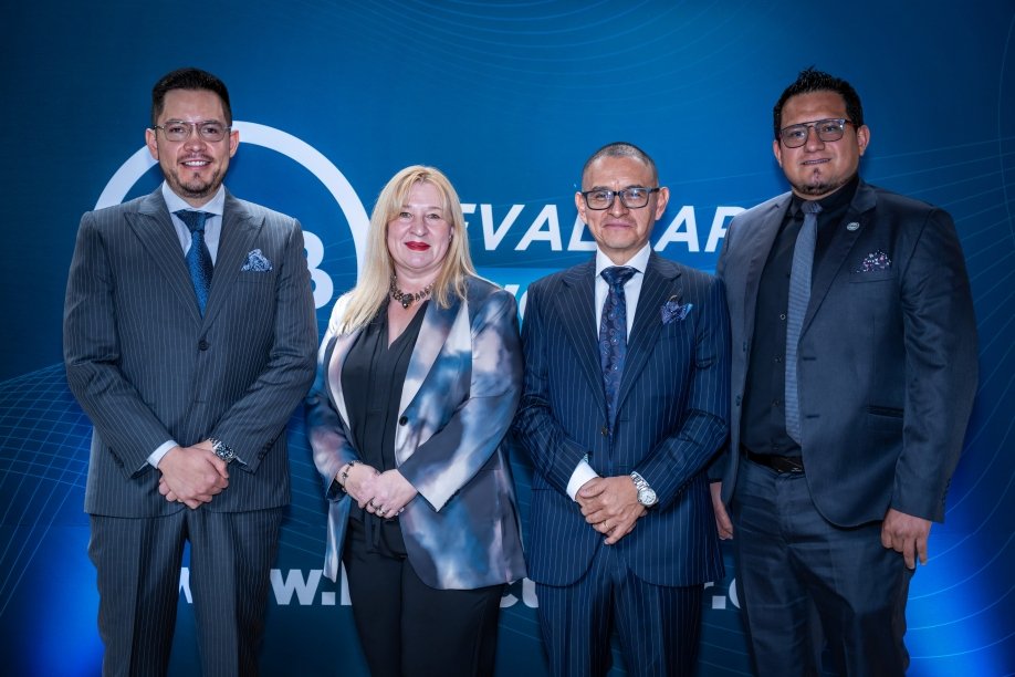 Ejecutivos de HLB Ecuador presentan los resultados de la encuesta a líderes empresariales 2026 en Quito
