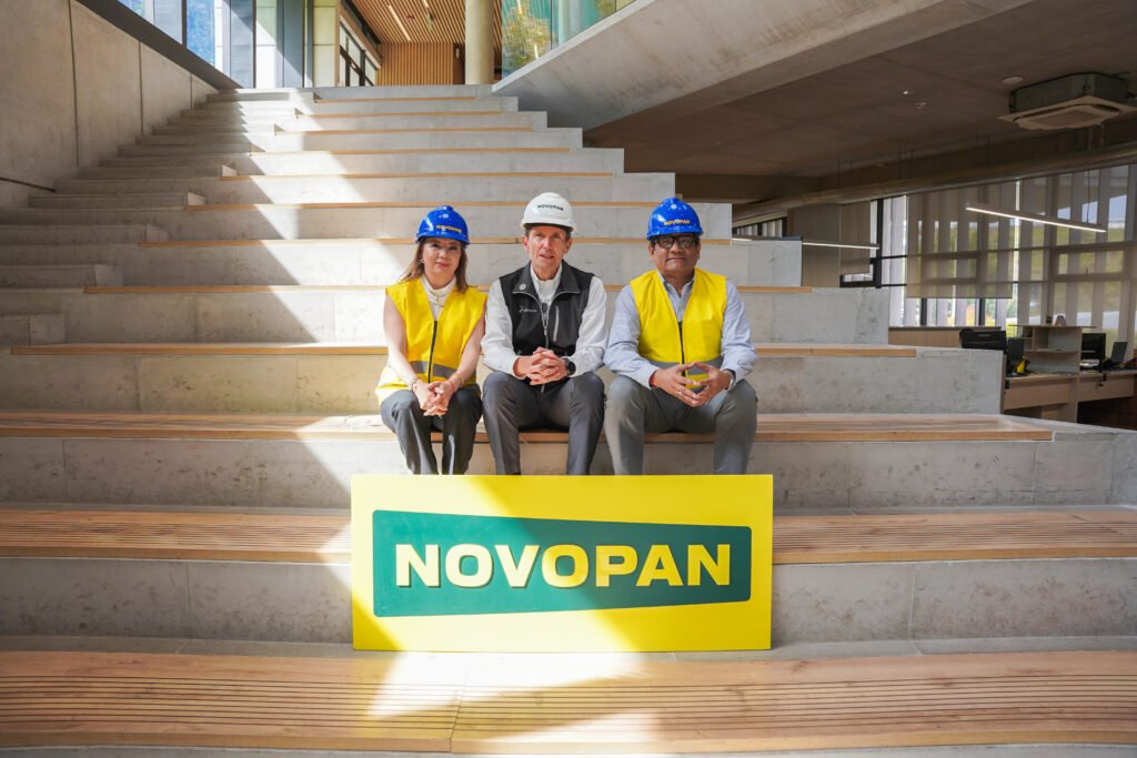 Visita del Ministerio de Producción a Novopan durante recorrido por la planta industrial en Quito