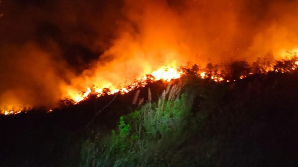 Gran incendio forestal entre Cuenca y Paute en el sector El Descanso con intervención de bomberos