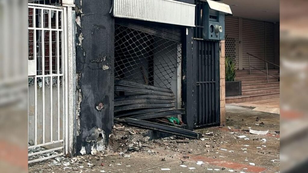 Ataque con explosivos en Urdesa afecta fachada de local comercial en el norte de Guayaquil.