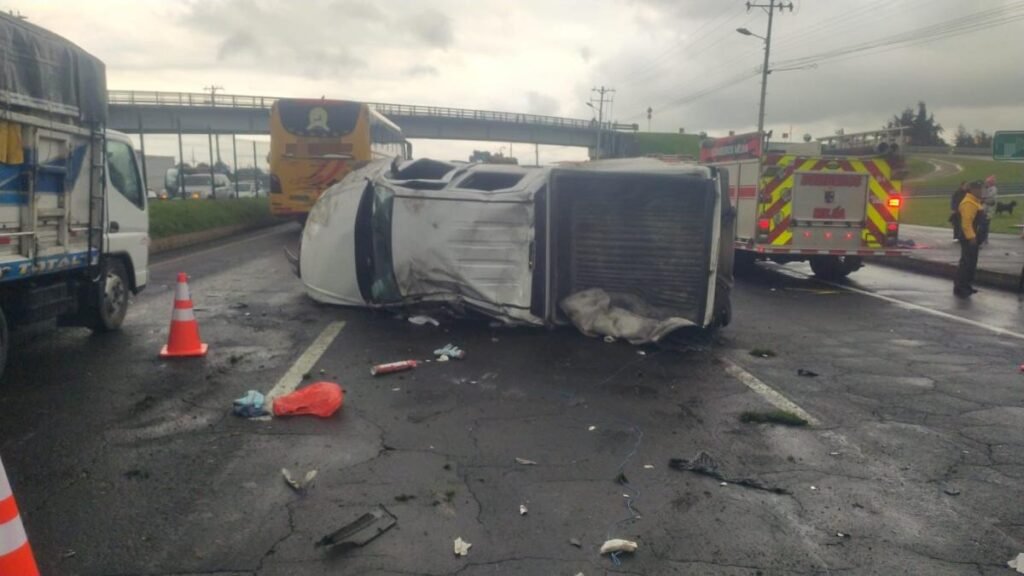Accidente de tránsito en la Panamericana Sur con camioneta volcada cerca del puente de Jambelí en el cantón Mejía.