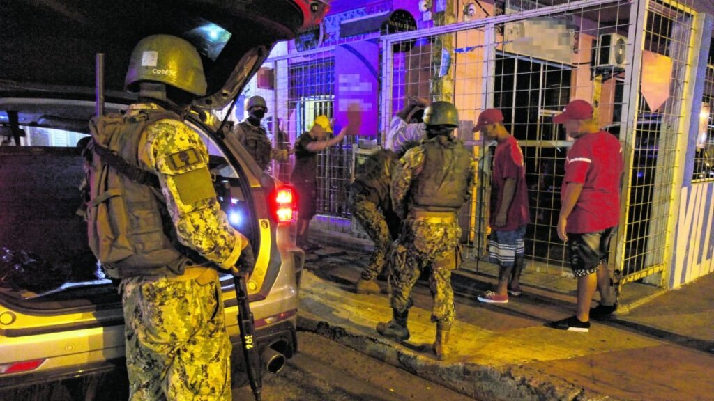 Toque de queda en Ecuador soldados y policías durante operativo de control en una ciudad ecuatoriana