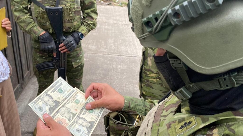 Cae una banda delictiva dedicada al tráfico de dinero falso tras operativo militar en Riobamba