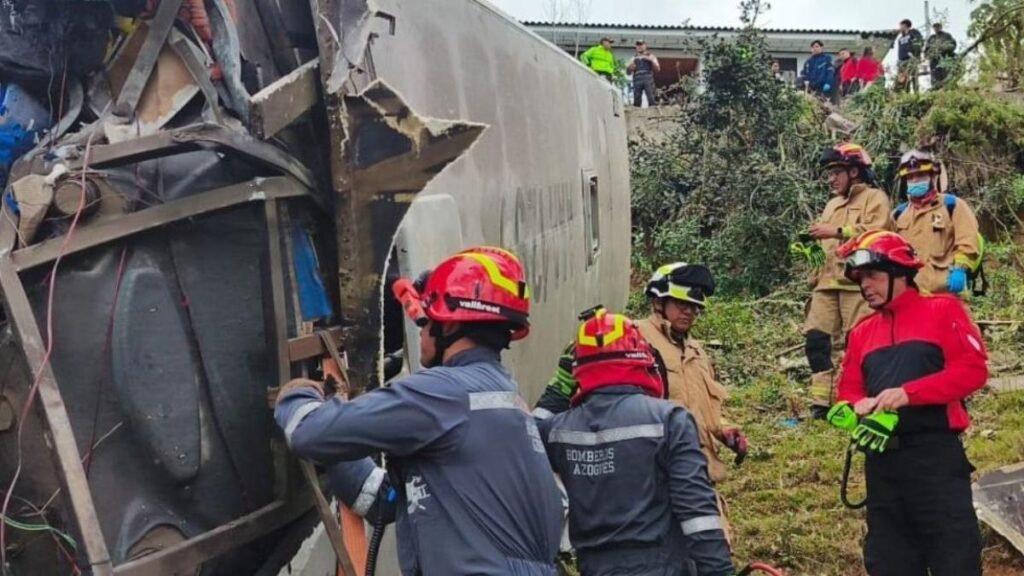 Bus con estudiantes se vuelca en Azogues tras accidente de tránsito en el sector Quisquis